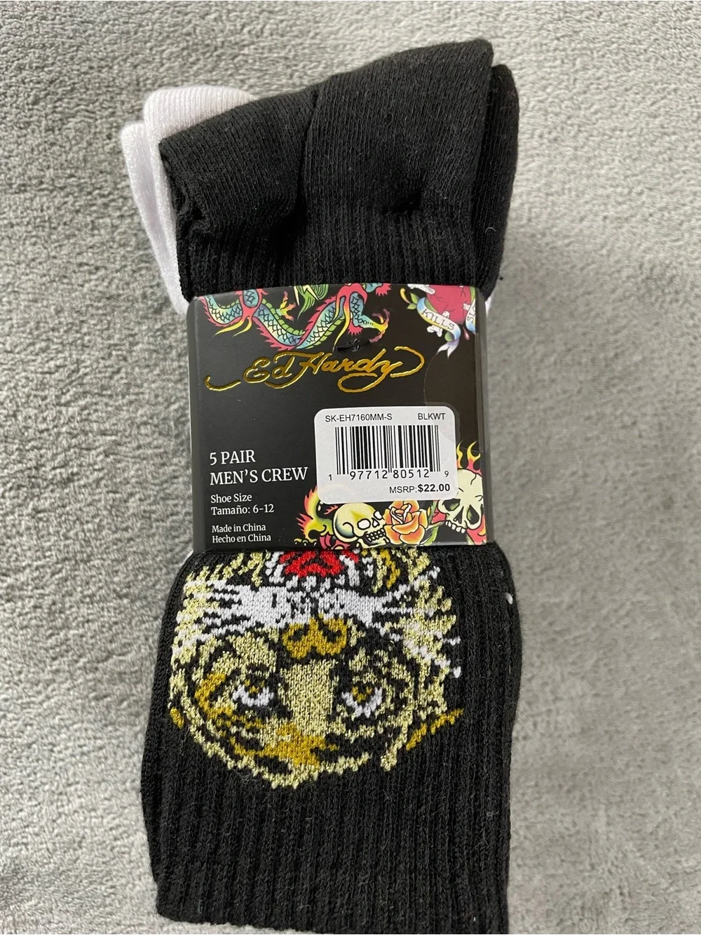 Ed Hardy Mens Cushioned Crew Socks 5 Pair (3 Black, 2 White)